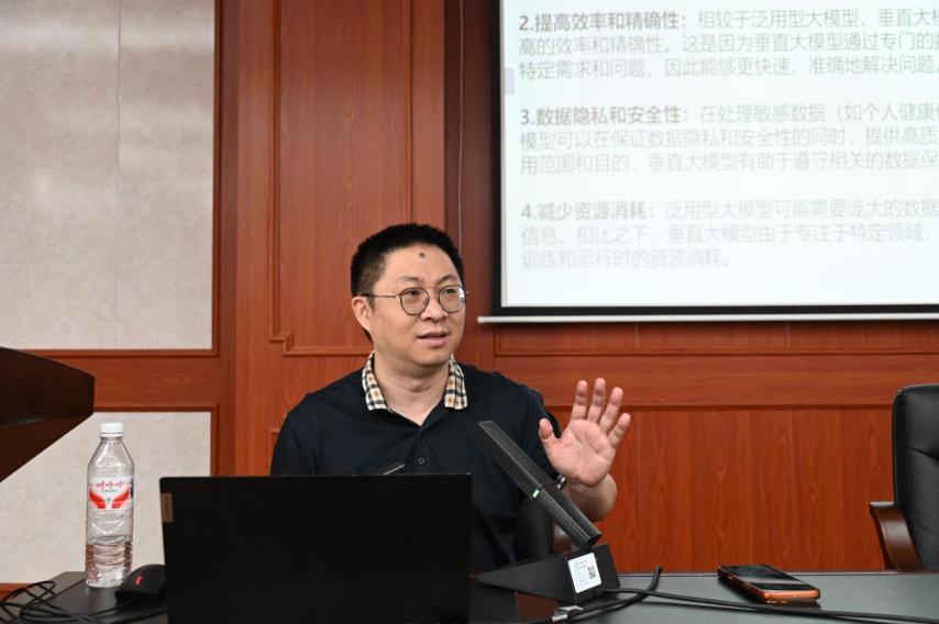 国家超级计算长沙中心副主任/长江学者/湖南大学二级教授博导：彭绍亮，演讲题目：算电一体，算力出海：开源AI大模型智能体技术及应用